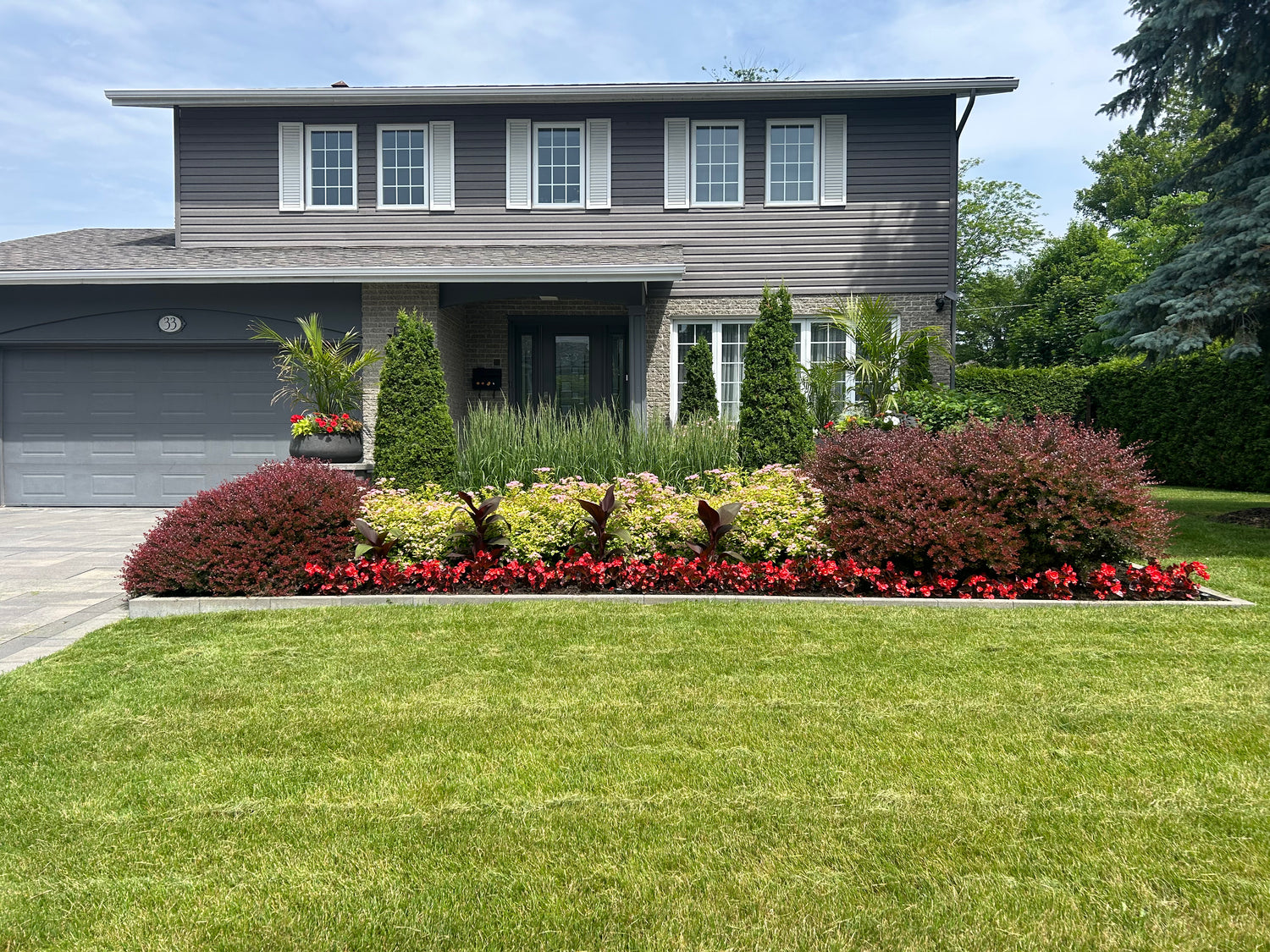 Plates-bandes bien entretenues devant une résidence — Outaouais