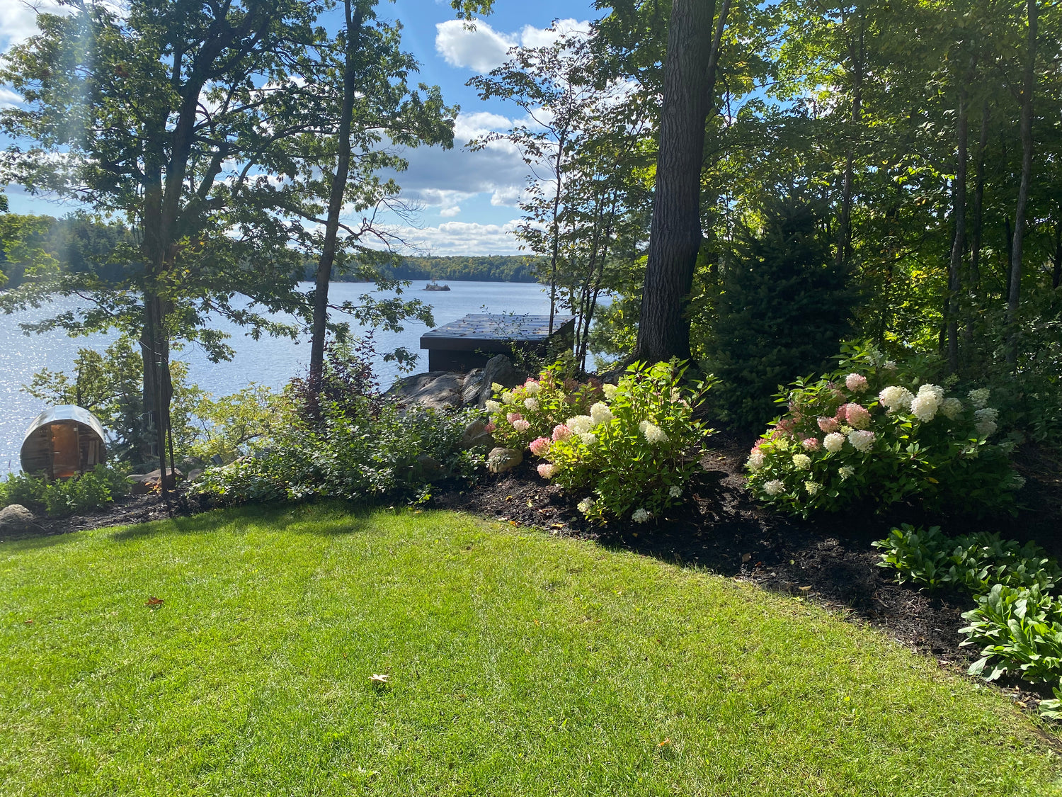 Nettoyage complet du terrain au printemps — Horticulture Outaouais