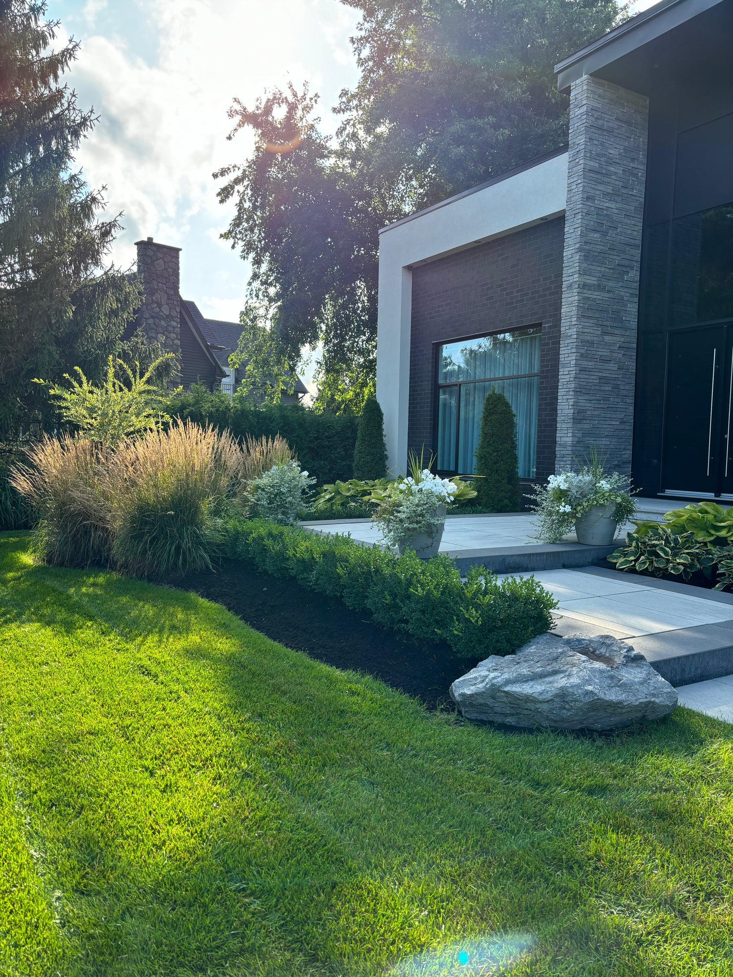Installation de nouvelles plates-bandes devant commerce — Horticulture Outaouais