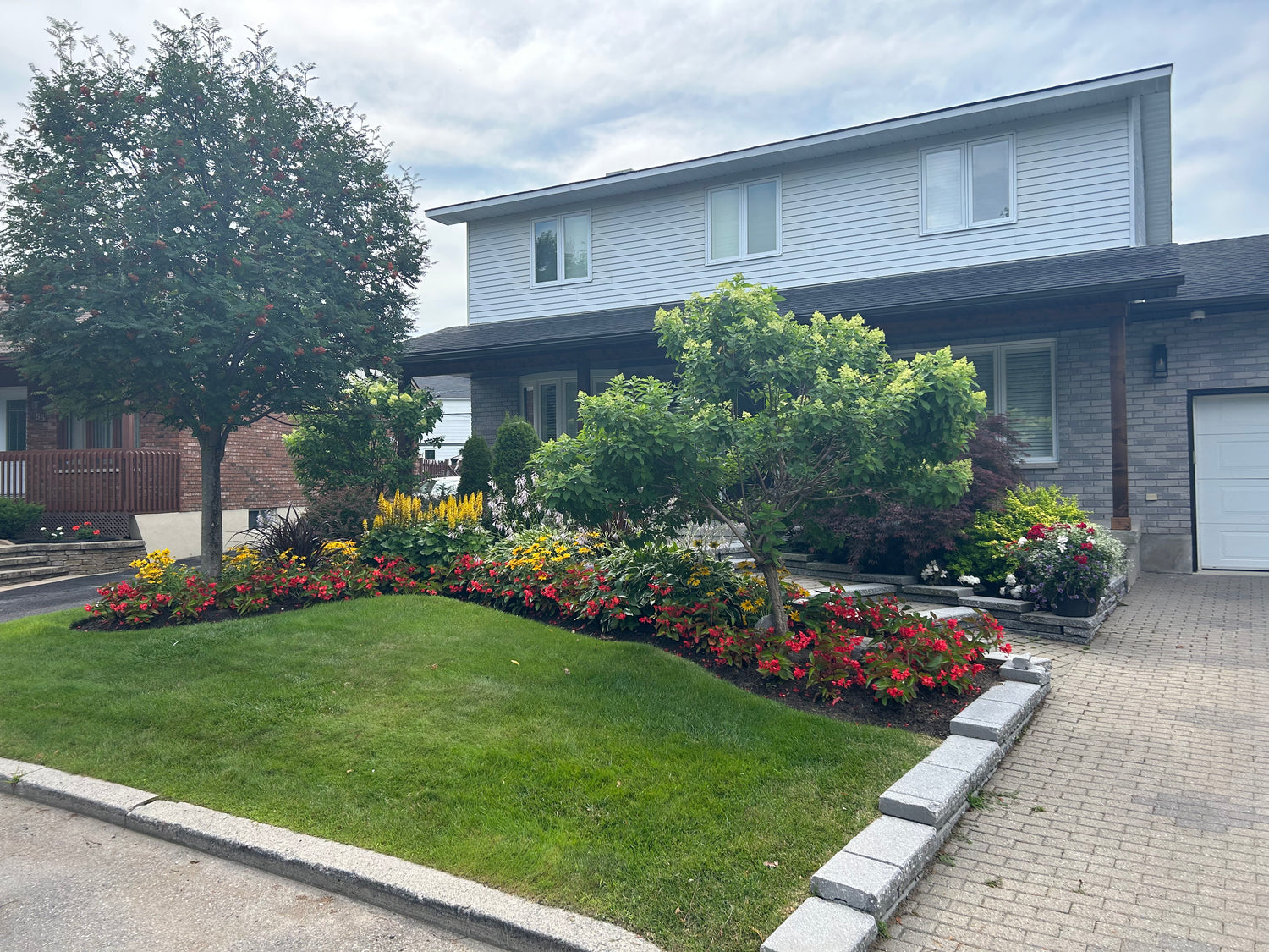 Plantation de massifs de fleurs vivaces et colorées — Outaouais
