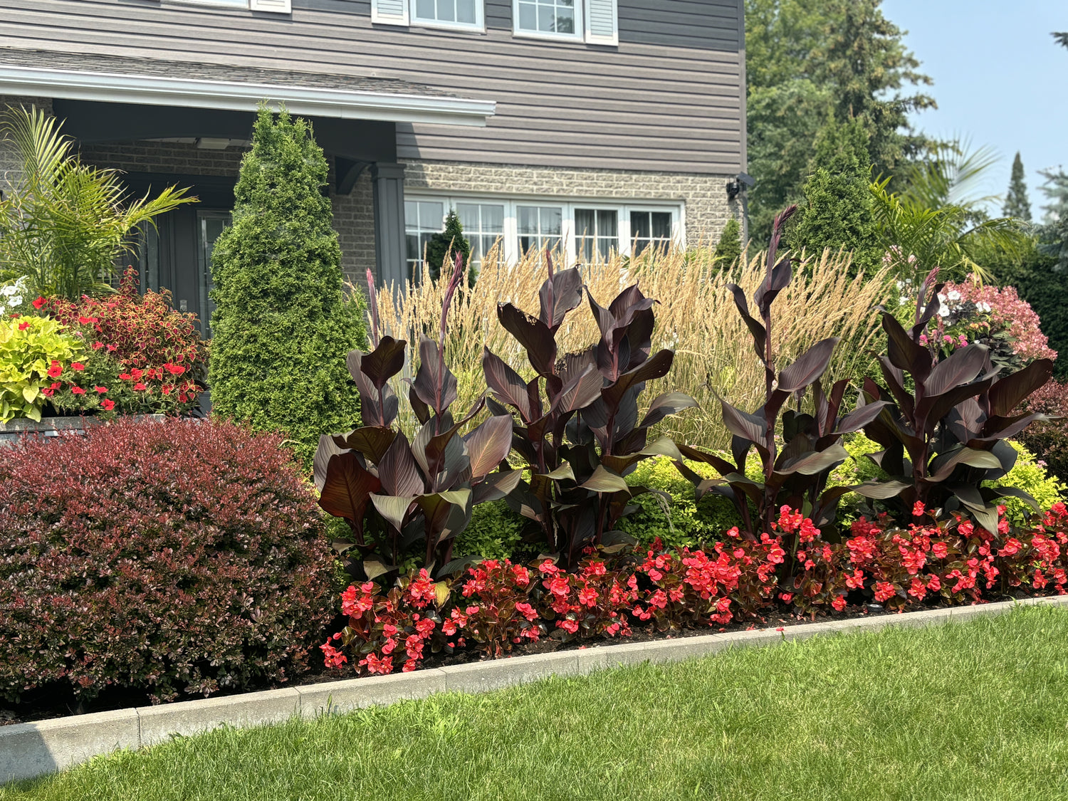 Plantation de couvre-sols dans plates-bandes décoratives — Outaouais
